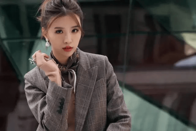张杨果而在《杉杉来了》中演总裁的妹妹封月,大家对这个角色还有印象