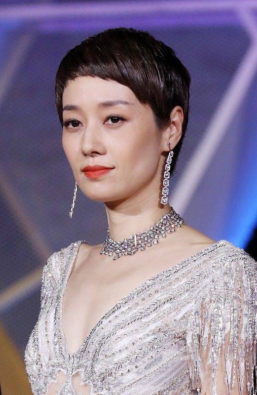 马伊琍短发造型好飒爽,但身穿大v领礼服好有女人味,优雅婀娜_时尚