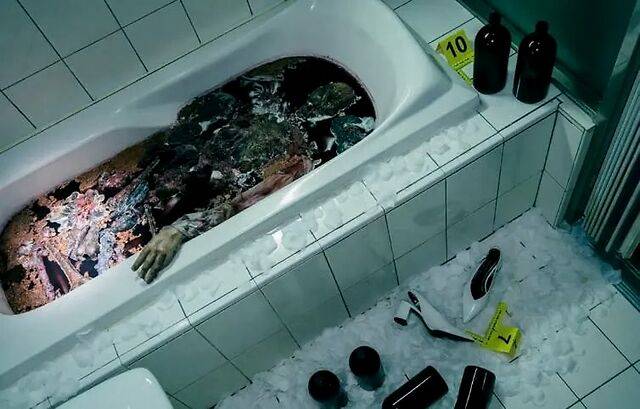 命案,酒店的浴缸,泡着一具已经腐烂的尸体,四肢被分解,五官完全糊掉.