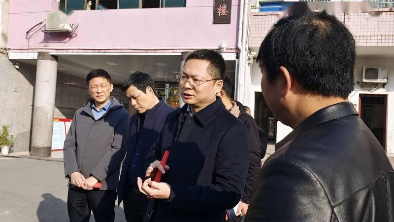 周登高在桃江一中查看学校展示栏12月20日上午,县委副书记,县长周登高