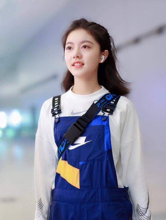 赵今麦机场的这一套减龄的少女装非常符合她的年龄阶段,甜美中透露出