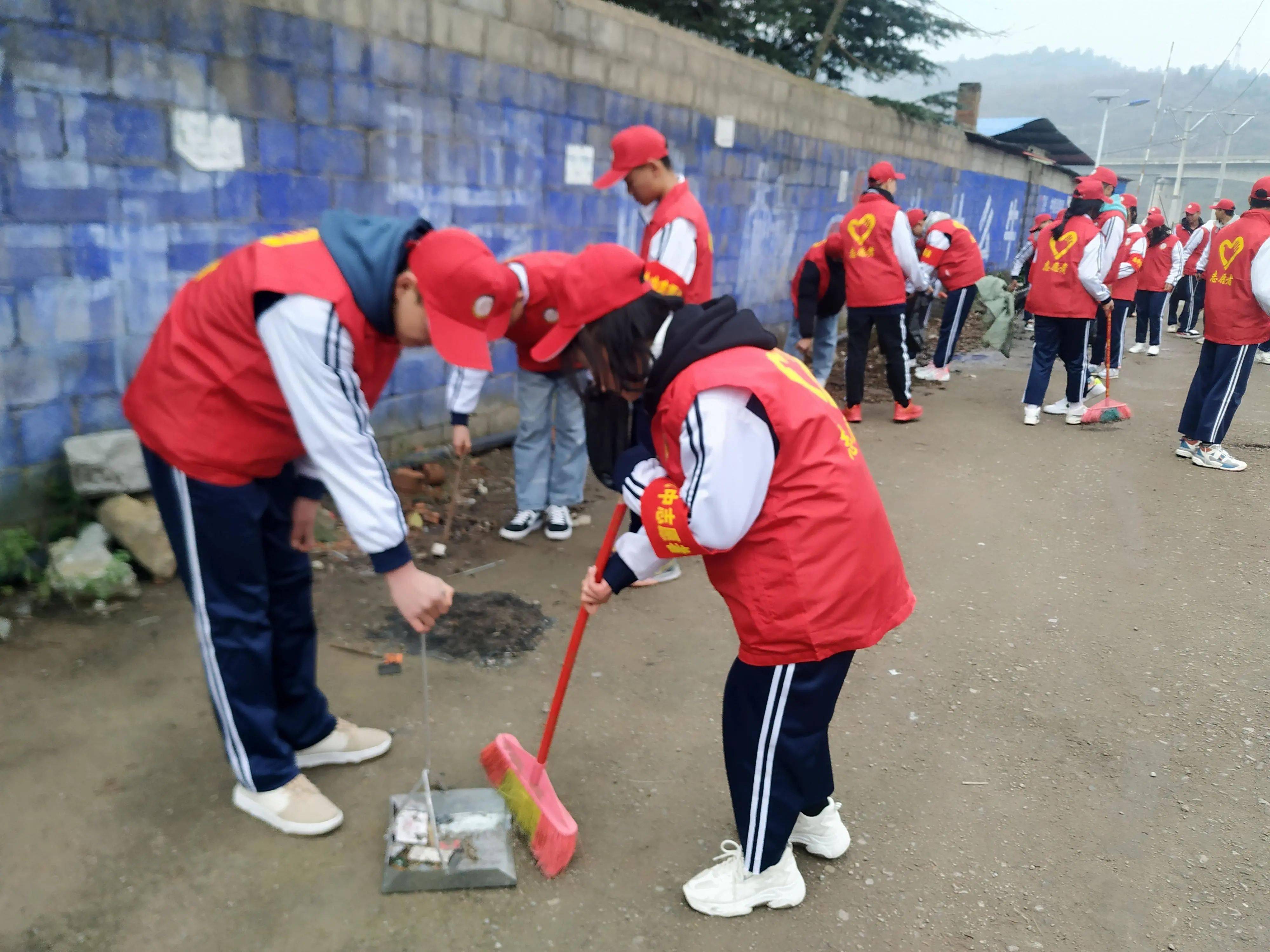 盘州市第九中学组织青年志愿者开展村居环境卫生整治志愿服务活动