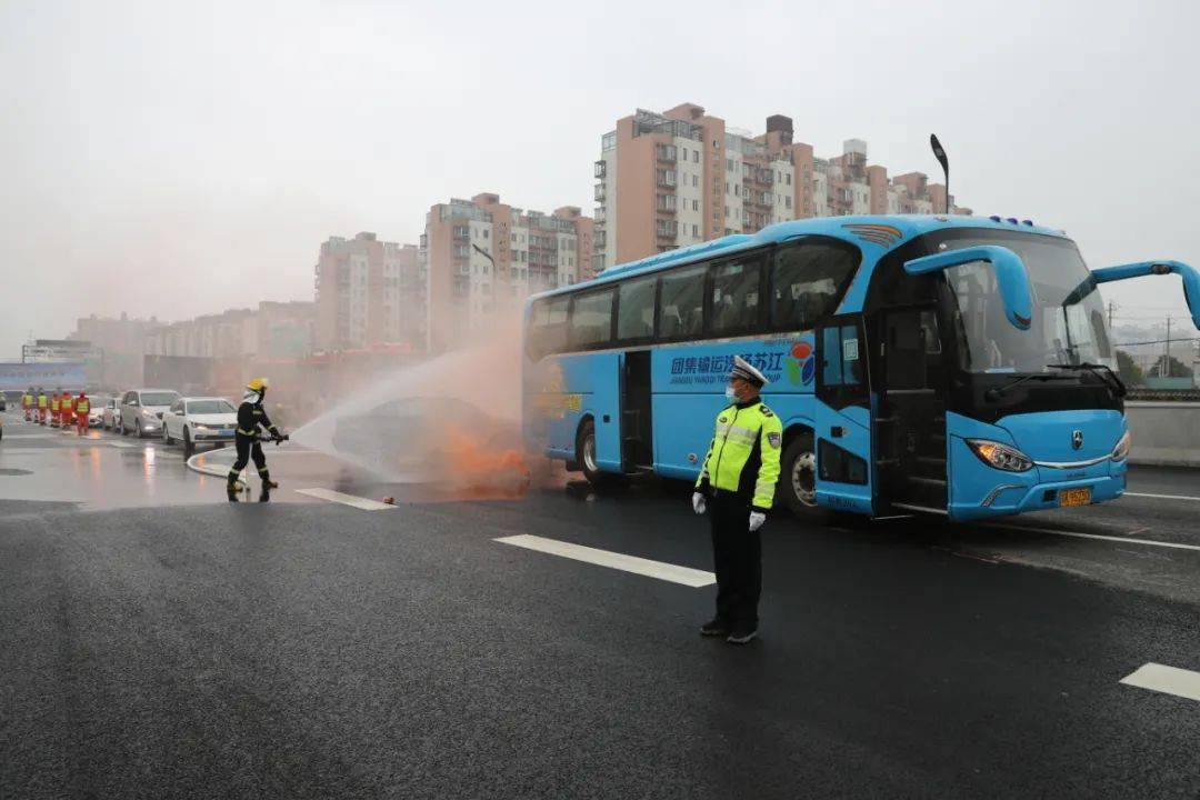 今天下午,扬州这条路突然聚集了好多车…_事故_应急_高架桥