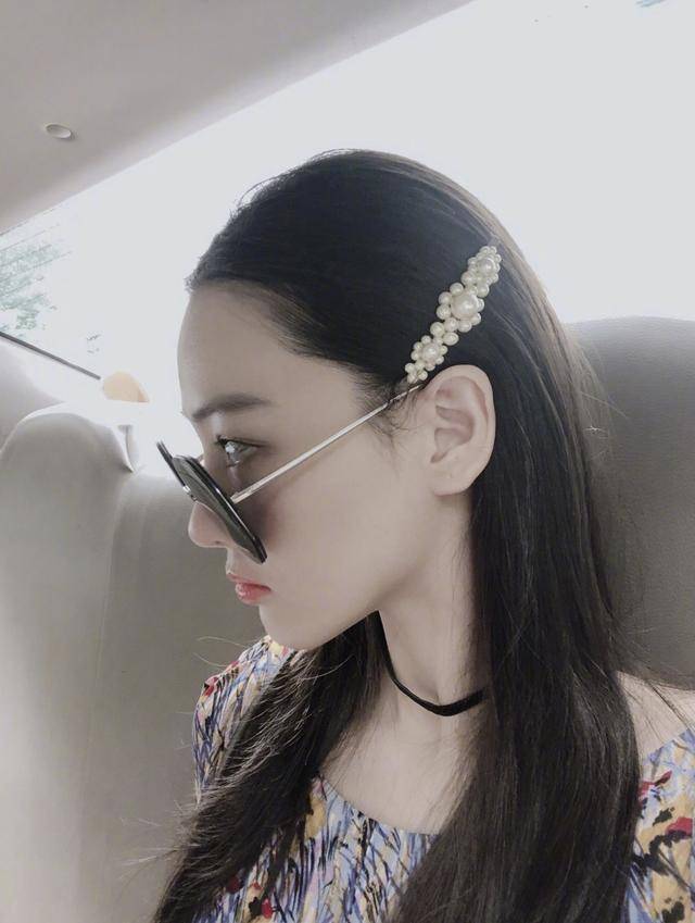 张馨予何捷热吻庆结婚一周年,结婚证曝光婴儿车注目