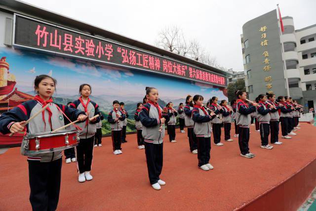 12月28日,湖北省十堰市竹山县实验小学学生在举行社团活动.