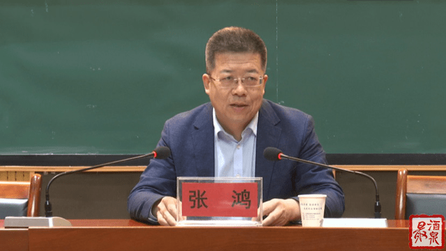 张鸿在酒泉育才学校宣讲党的十九届六中全会精神