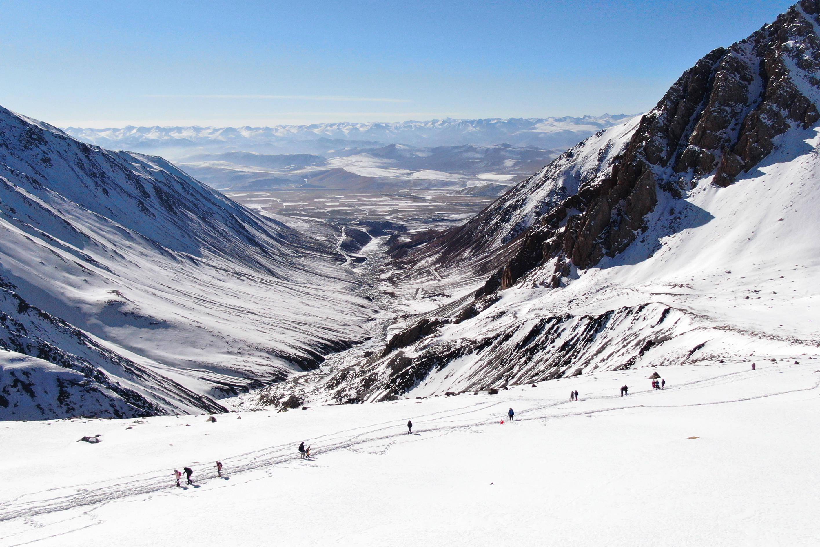 全民健身—登雪山 迎新年_雪峰_登山_新华社