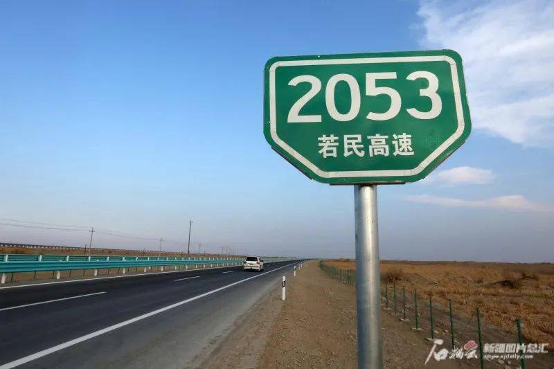 空中视角g0612若羌至民丰高速公路通车g0711尉犁至若羌2021年12月30日