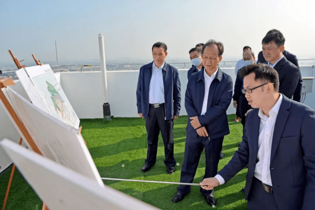 市委书记郭文海主持会议并讲话,市长肖展欣解读《关于促进村镇工业