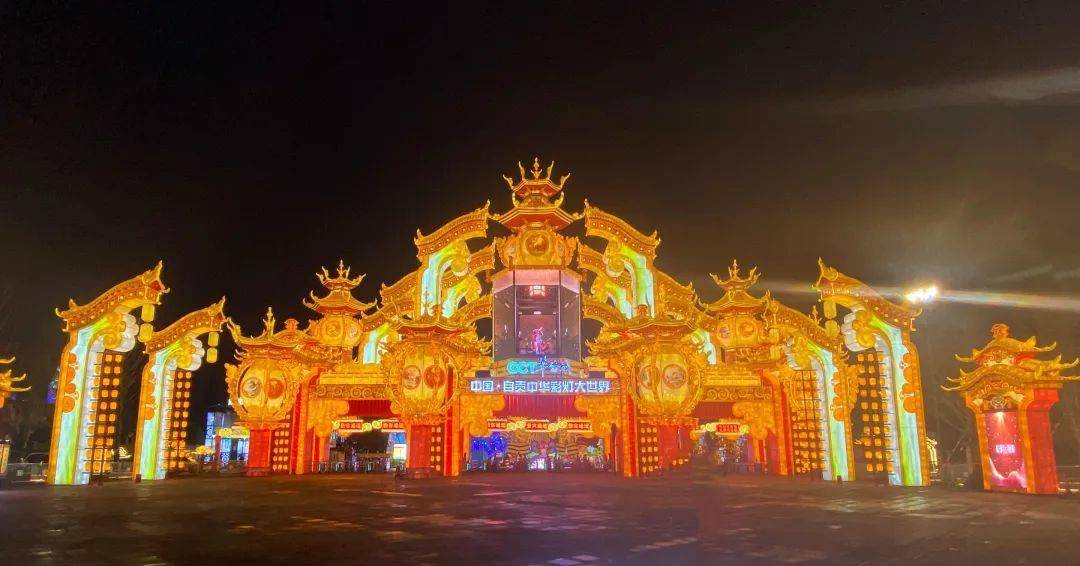 充分展现自贡在地文化的魅力与精髓,曲线与金色的使用将建筑的恢宏