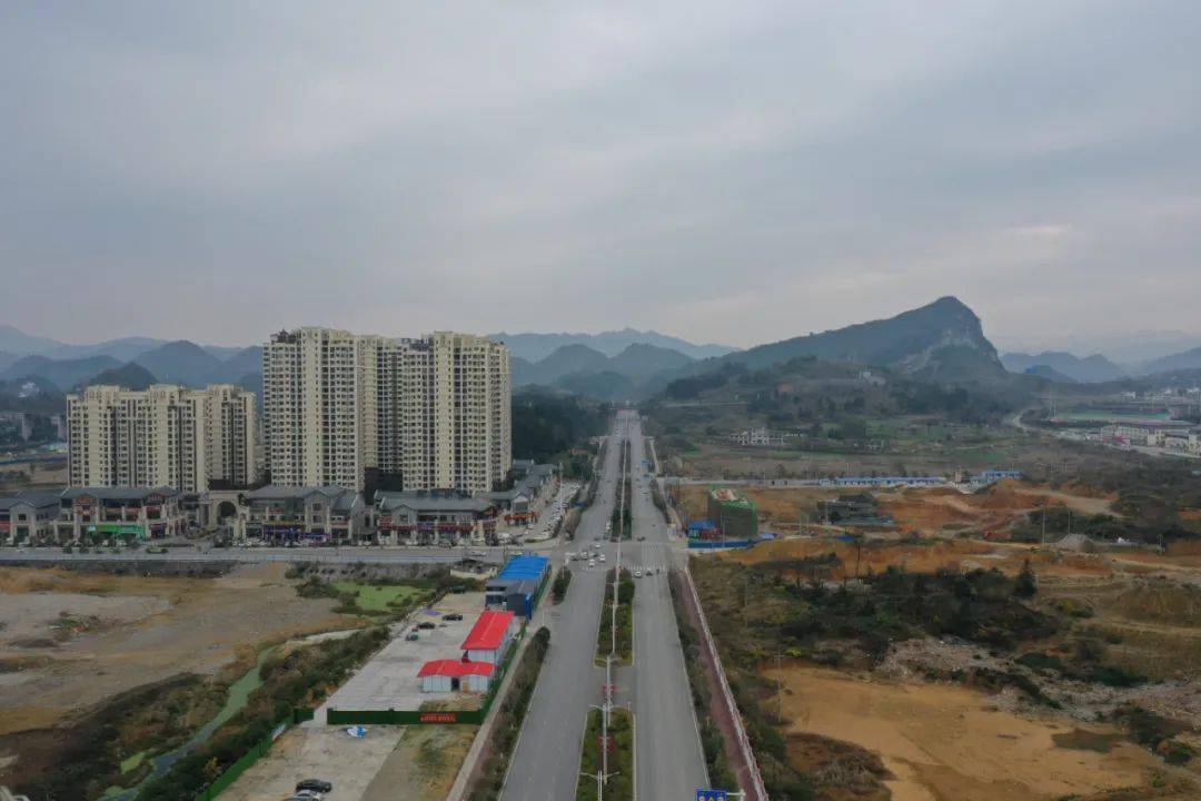 金沙县住建局工程师赖世模说道:"这些道路建成后可以打通新城区断头路