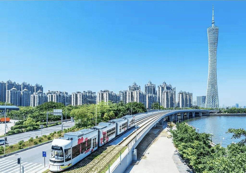 沿着阅江路奔跑,珠江两岸的优美景色和广州城市风貌尽收眼底.