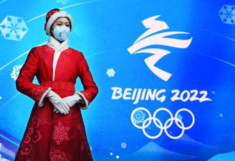 新华社发北京2022年冬奥会和冬残奥会颁奖礼仪服装共有三套方案,分别