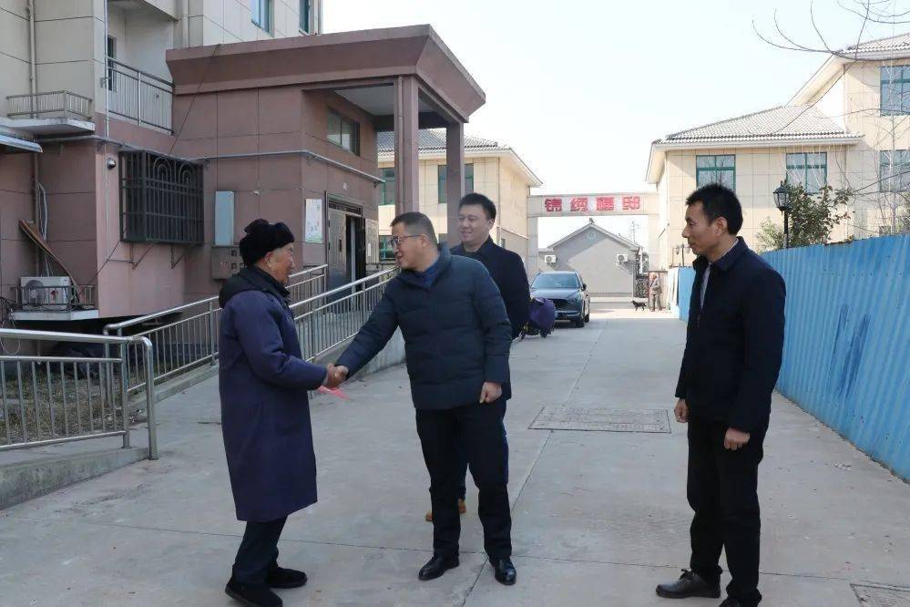 副书记,镇长吴俊,镇商会名誉会长管文斌先后带队走访慰问部分乡贤家属