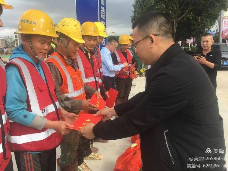 定安县人大常委会副主任,县总工会主席李庆荣为留琼务工人员发放慰问