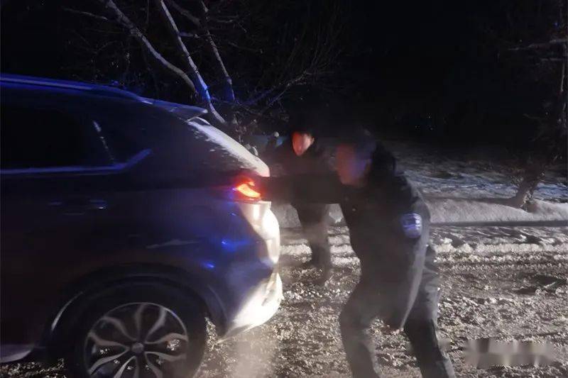 交警温馨提示春节期间,人流车流较大,又遇雪凝恶劣天气,交通安全隐患