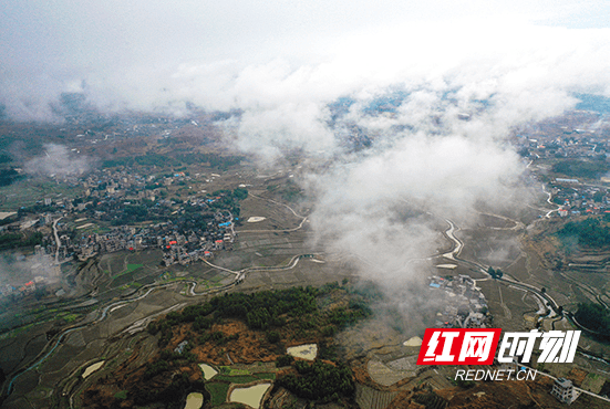 何珣 郑时仁)2月9日,一场春雨过后,新田县三井镇龙凤山周围云雾弥漫