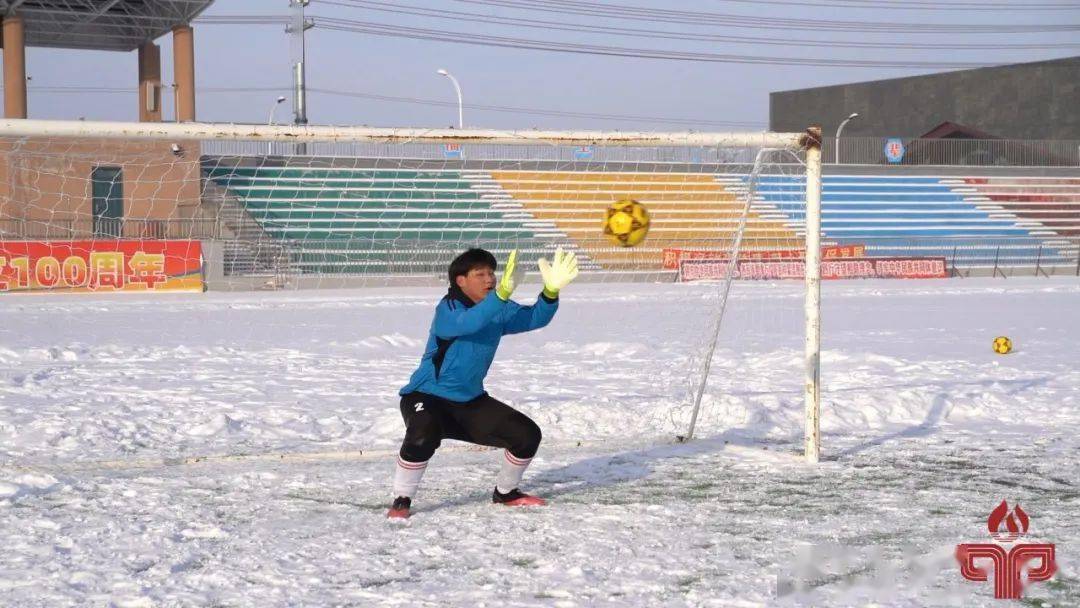 新海中学女子足球队教练于健超说"新海中学女足成立于2018年,从刚