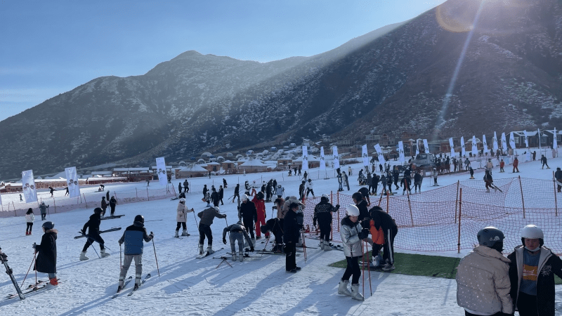 天水麦积山滑雪场麦积山滑雪场位于甘肃省天水市麦积区麦积镇草滩村