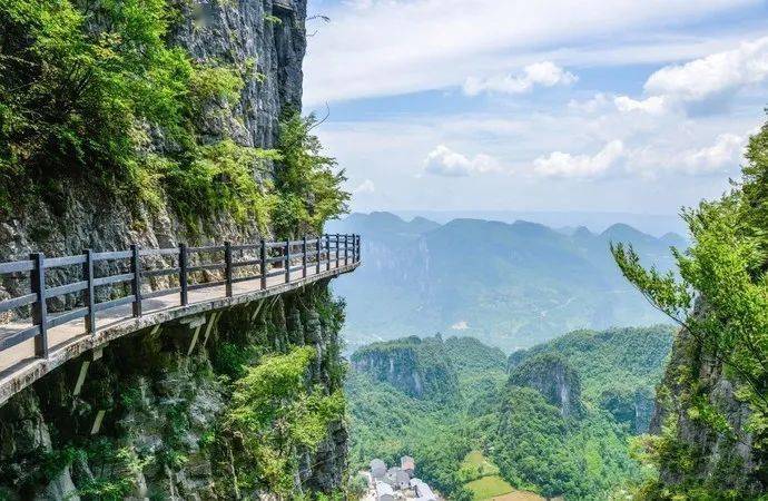凭借"水上公路"刷屏全网,一个遗落在湖北深山的秘境
