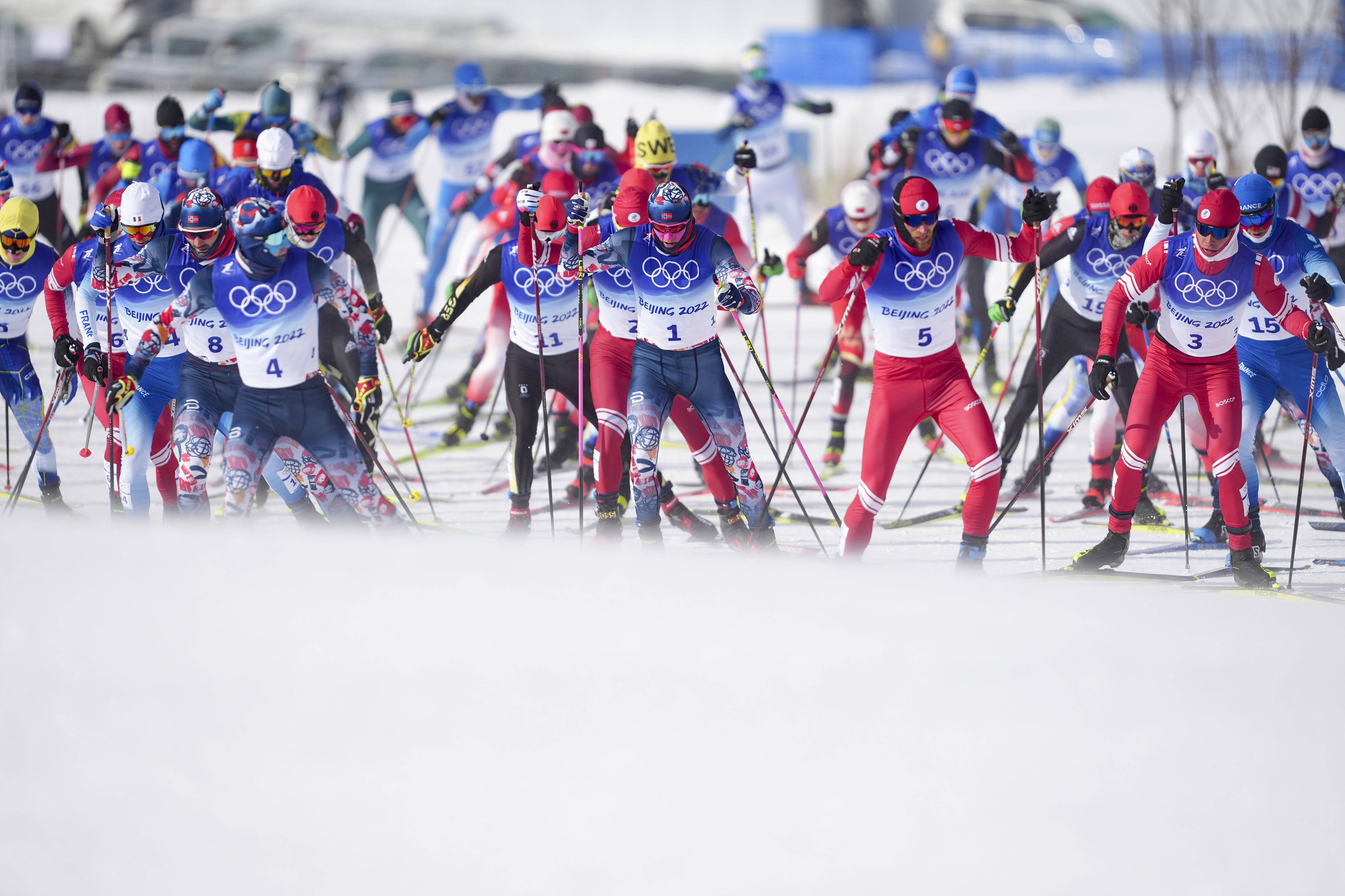 当日,北京2022年冬奥会越野滑雪男子50公里集体出发(自由技术)比赛在
