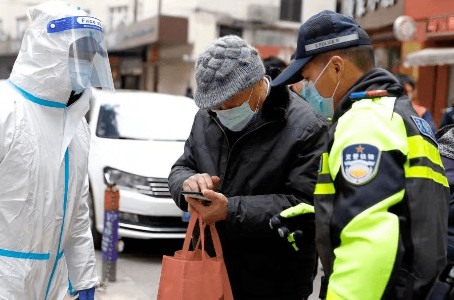 新吴公安分局梅村派出所民警指导群众提前准备好预制码.