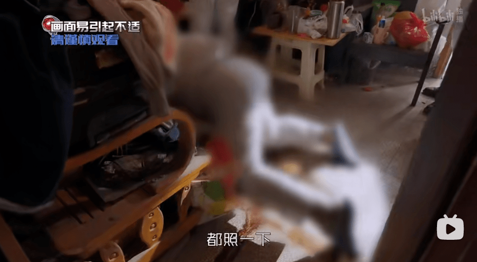 破门后,看到屋内的尸体已经高度腐化,呈现了可怕的巨人观现象,预估