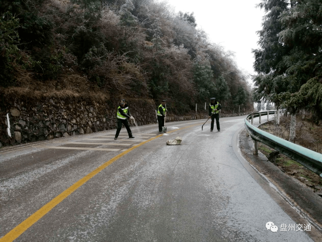 上图为s317省道(盘县至碧痕)进行撒盐除冰执法人员在低温凝雪天气持续