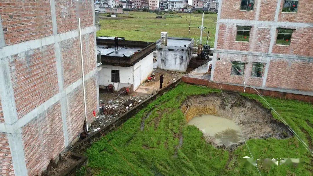 近日,岑溪归义镇石坡村一水田地面发生塌陷,险情发生后,岑溪市相关