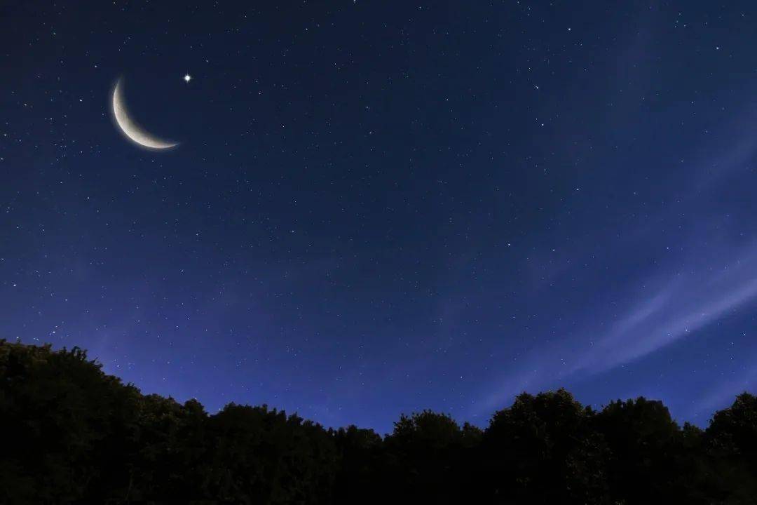 其作品轻盈舒畅,尤其是《夜色》,《月色思念》,《心雨》等,曲曲经典