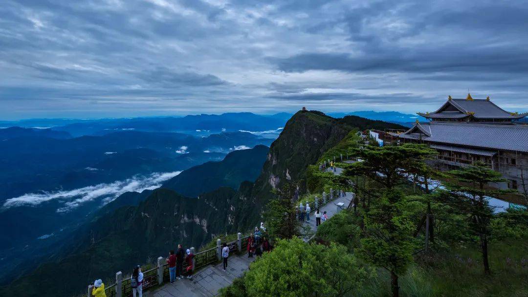 看完古人登峨眉山才发现是我太不会玩了