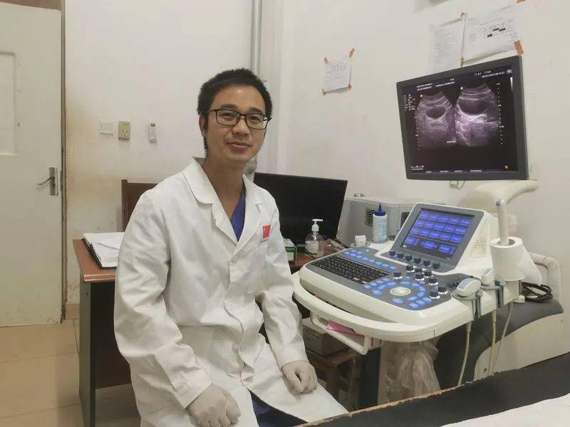 作为马里医院唯一的b超专科医生,他培养了14名能进行常见病b超诊断的