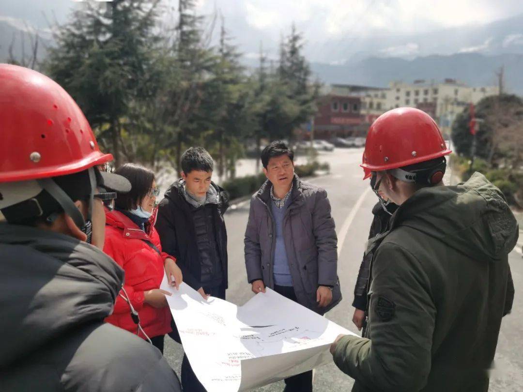 杨健一行先后来到台茂路河堤段绿化种植项目,茂县寄宿制小学建设项目