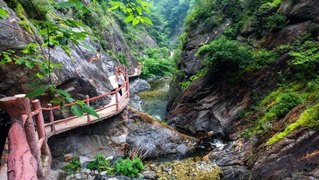 原始神秘瀑布轰响,林海葱郁,峡谷幽静春日的金龙峡风景区金龙峡甜蜜