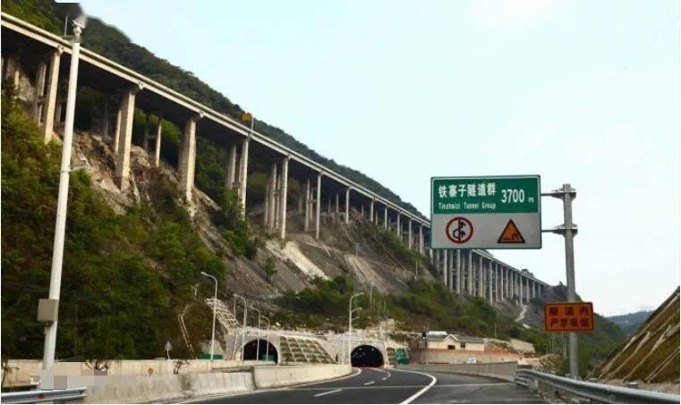 3月11日,记者从四川高速交警六支队获悉,因g5京昆高速(雅西段)铁寨子1