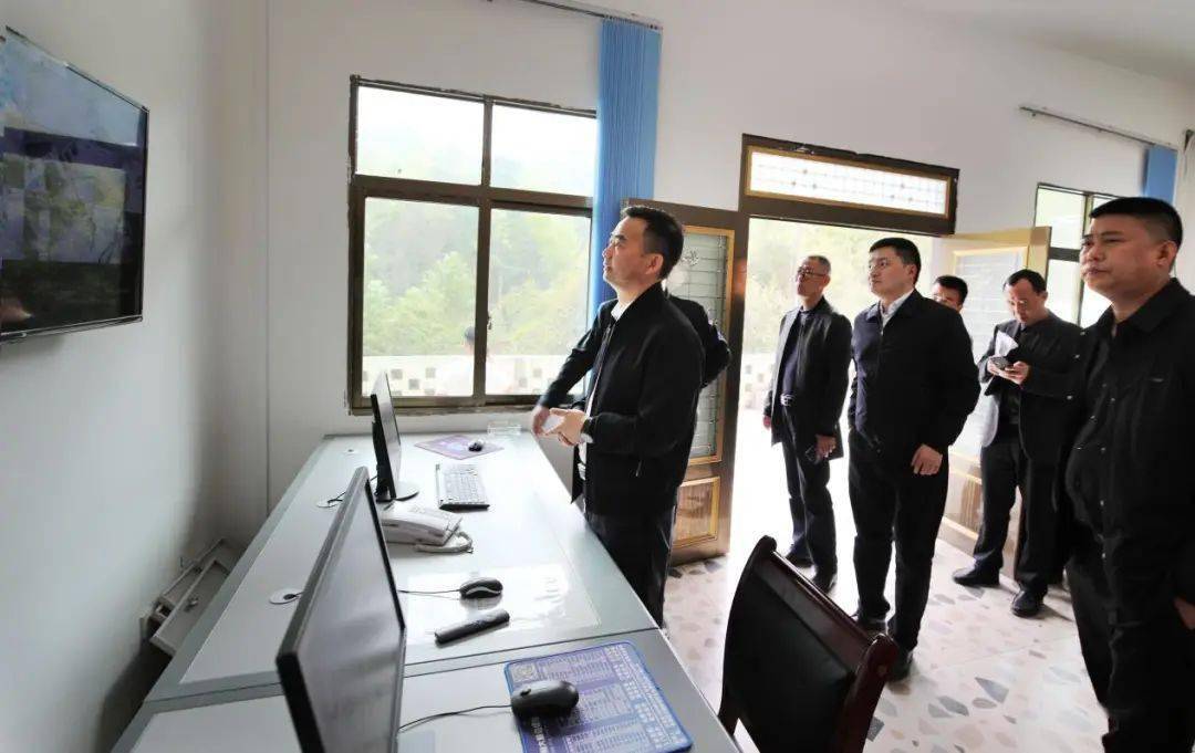 在息烽磷矿矿区调度指挥平台中控室,何明详细了解了矿区监控系统运行