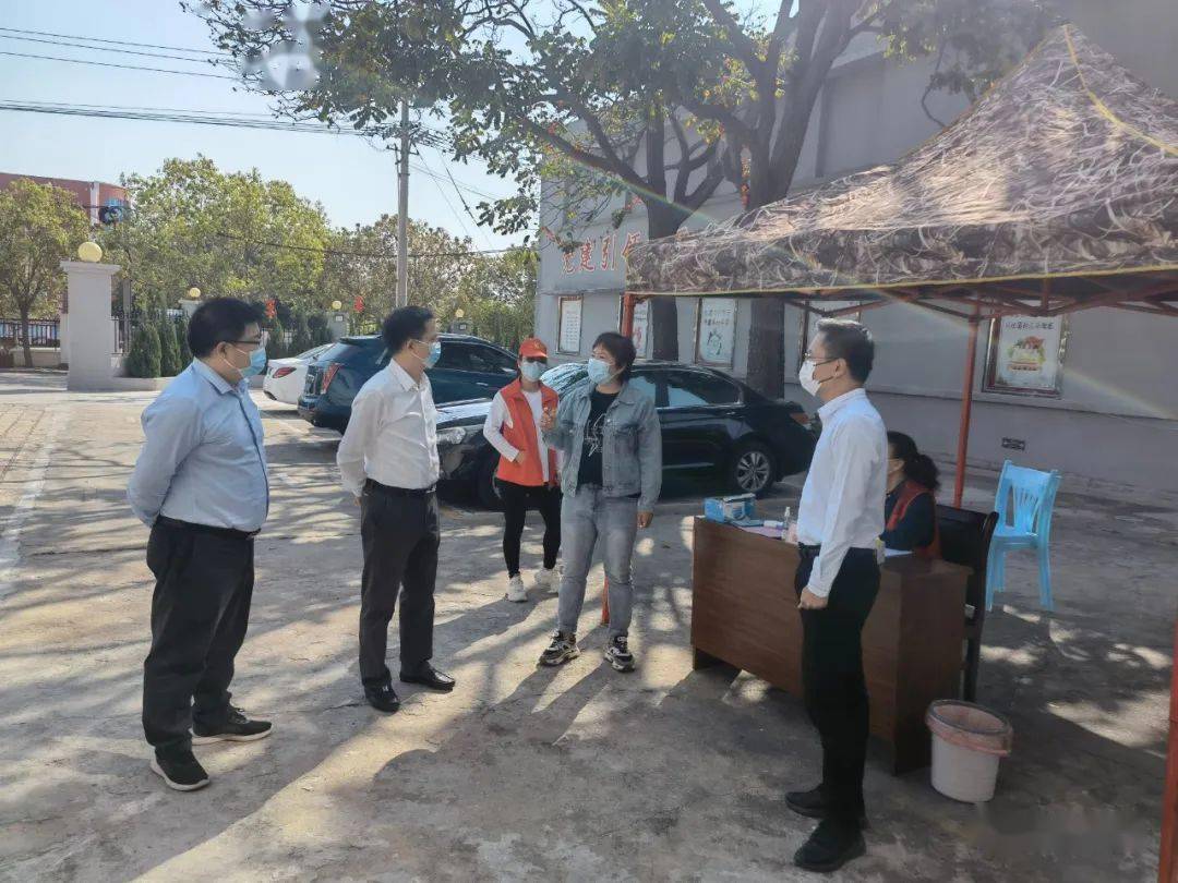 县领导刘晖,郭颖峰到杏陈镇指导疫情防控工作.