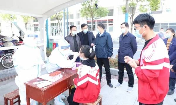 商城县委书记胡培刚调研指导商城高中疫情防控工作_采样_核酸_防控