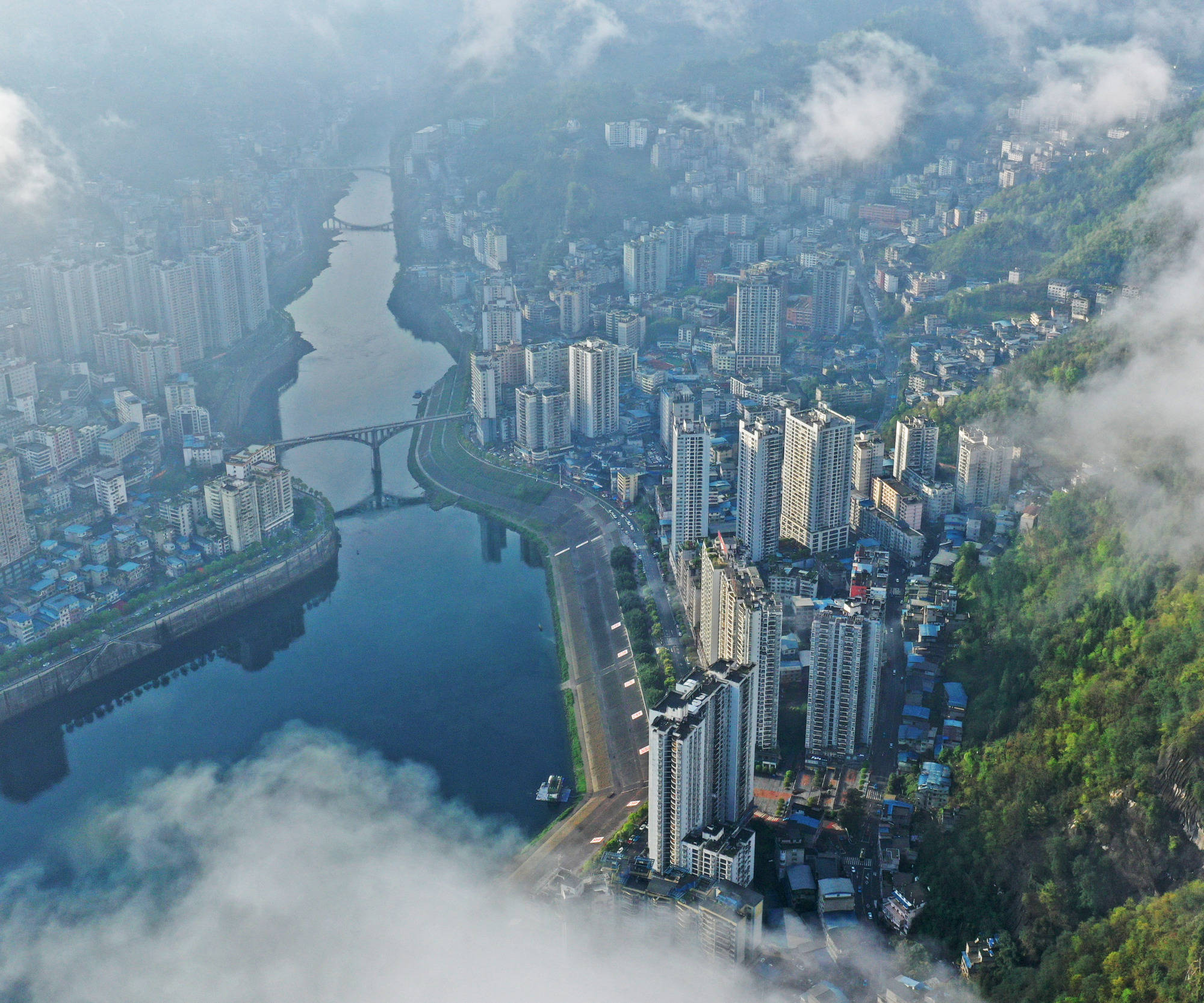 云端重庆|彭水平流雾景观宛如仙境_赵勇_县城_建筑物