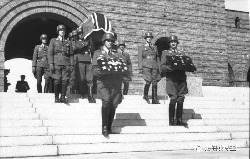 1944年隆美尔元帅的国葬仪式,灵车是马拉10.5cm le.fh 18轻型榴弹炮.