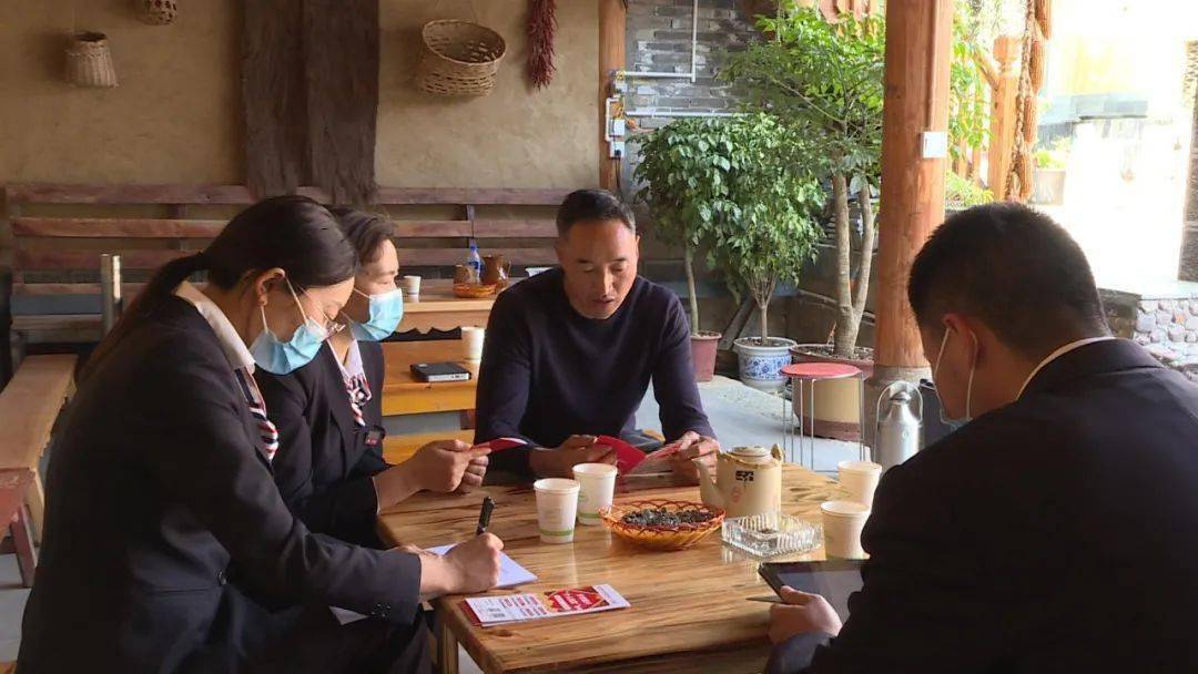 弥渡农村商业银行党委书记,董事长杨吉全说:"弥渡农村商业银行以党建