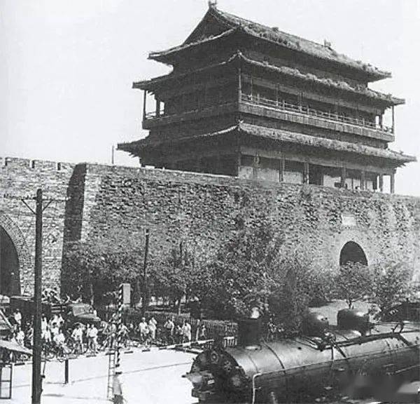 1952年,朝阳门城楼东面的环城铁路道口.
