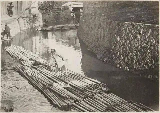 1929年的福州,一处河道上,一位老妇人也是拿着长长的竹蒿,不过她是在