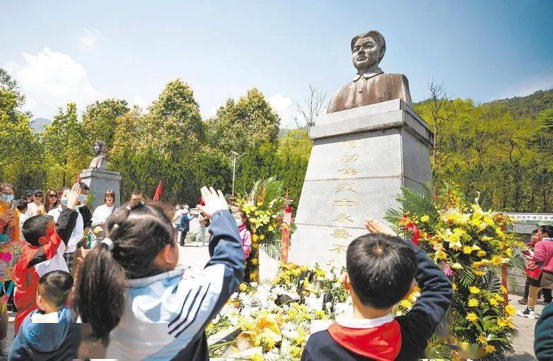 人民齐欢笑,新日月,红旗飘"4月3日,恩施市何功伟,刘惠馨烈士陵园