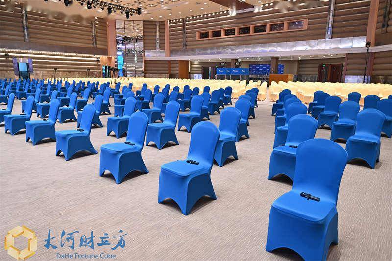 和过去21年来一样,整齐摆放在会议中心里的,超过300张蓝椅子静静地
