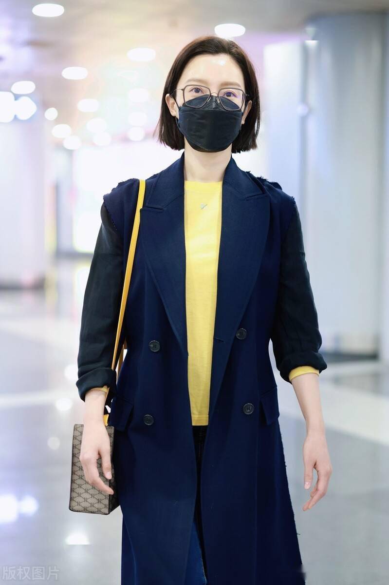 街拍:陈数黑色长外套 深蓝色牛仔裤知性优雅_机场_上衣_黄色