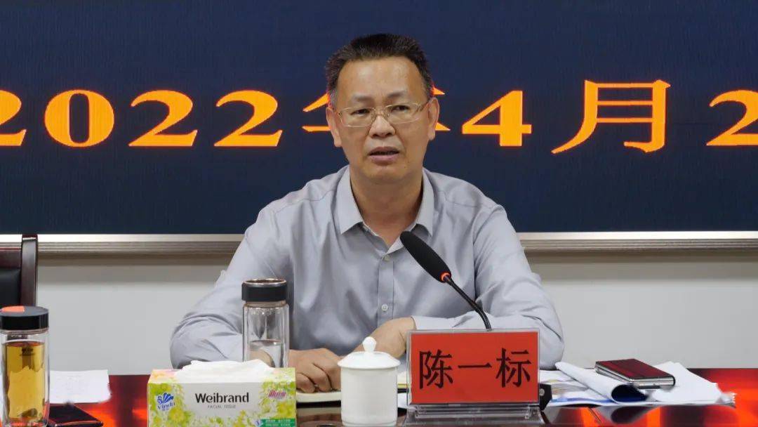随后,邓向明,陈一标深入杨梅圩,沿途察看圩镇建设情
