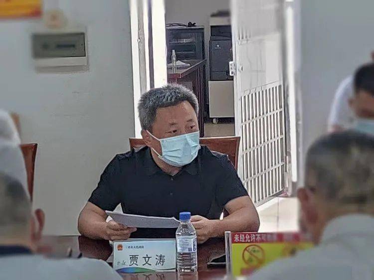 三亚市副市长贾文涛到市信访局接待来访群众