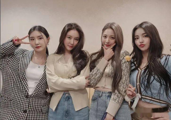 四年了,twice sana终于戴上婚戒!