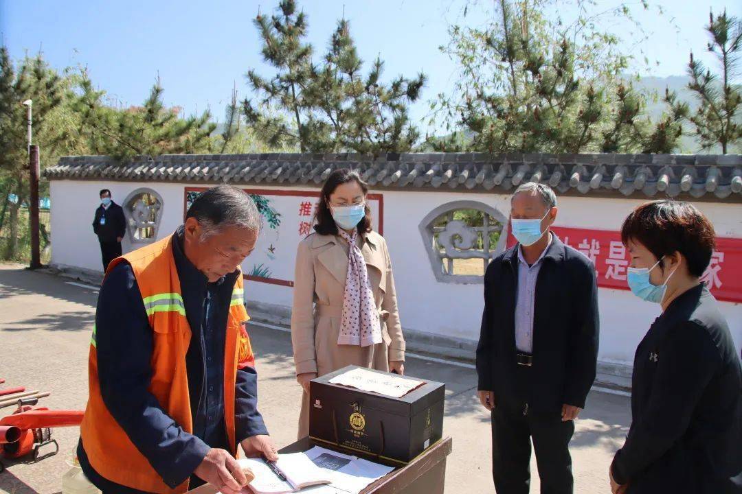 侯妍妍同时到百福图社区建设现场,柳沟村防火点,对
